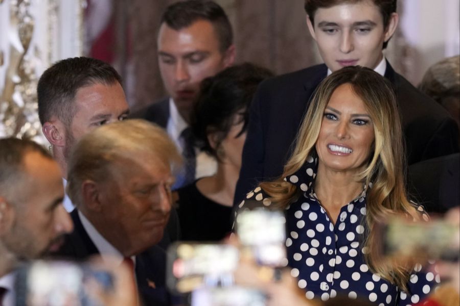 Melania Trump strahlt bis über beide Backen.