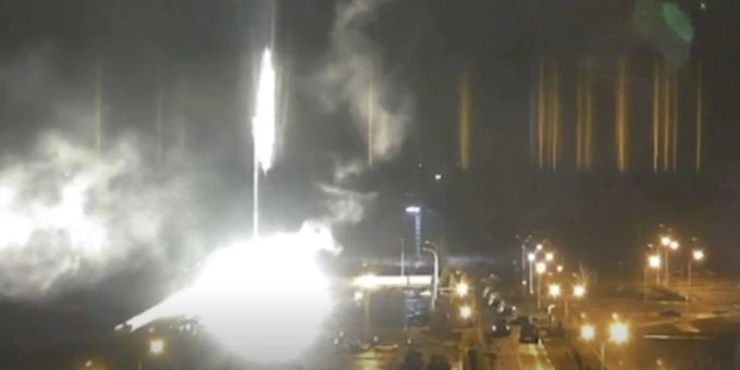 Eine Explosion auf dem Gelände des AKW Saporischschja im Ukraine-Krieg am 4. März 2022. Ukraine Krieg