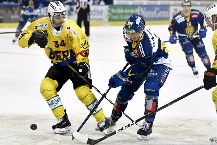 Der Berner Miro Zyrdb (l.) im Duell mit dem Davoser Chris Egli (r.).