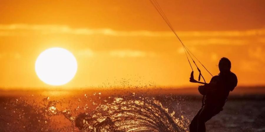 Das Kitesurfen im Wattenmeer ist seit Jahren ein heiss diskutiertes Thema. Foto: Matthias Balk/dpa
