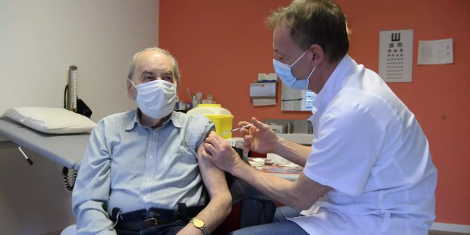 Ein Mann wird gegen das Coronavirus geimpft (Symbolbild). Coronavirus Impfung