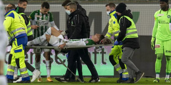 Alessandro Kräuchi vom FC St.Gallen muss beim Spiel gegen Servette mit der Trage vom Platz. Kräuchi FC St.Gallen