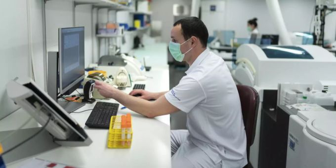 Annahme von Proben des Coronavirus und Etikettendruck durch einen Labor-Mitarbeiter, am Dienstag, 2. Februar 2021, im Zentrallabor Stadtspital Triemli in Zürich. (Symbolbild) Labor coronavirus