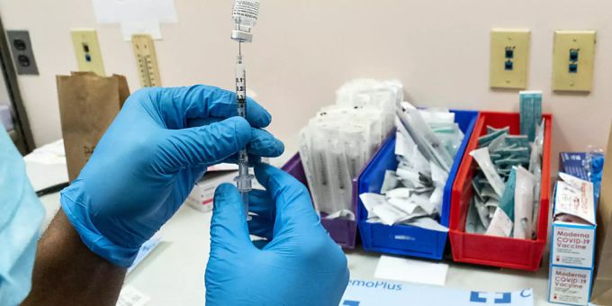 Die Coronavirus-Impfstoffe von Biontech/Pfizer und AstraZeneca sollen laut britischen Forschern gegen die brasilianische Variante «nur» dreimal geringer schützen. Coronavirus
