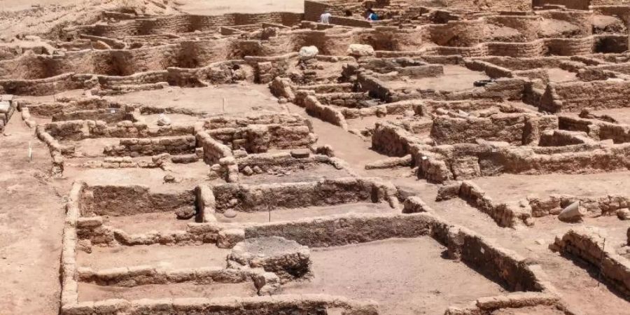 Gesamtansicht der 3000 Jahre alten Ruinen der von ägyptischen Archäologen entdeckten «verlorenen Stadt» im heutigen Luxor. Foto: STR/dpa