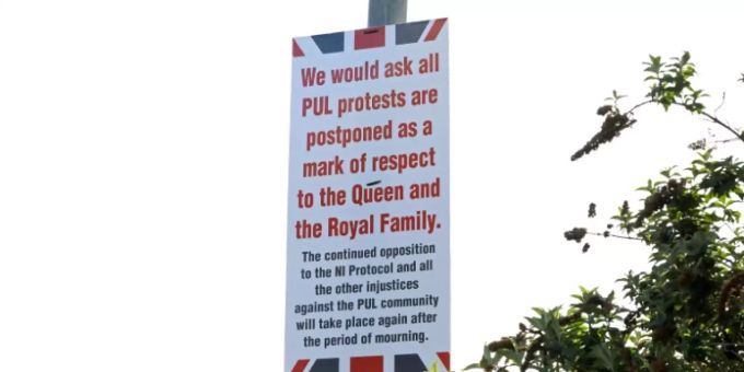 Ein Plakat in pro-britischem Wohngebiet in Belfast. Die Bewohner der britischen Provinz Nordirland rufen zum verschieben der Proteste auf. Nordirland