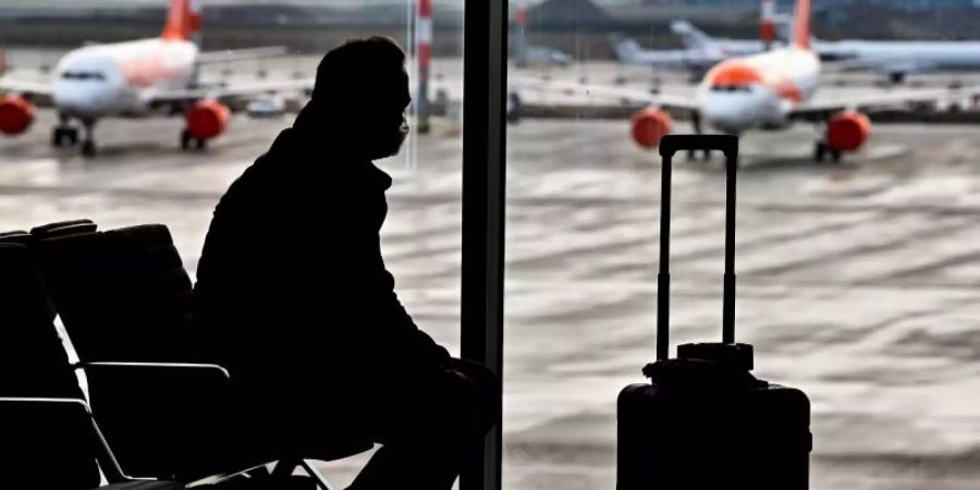 Ein Reisender wartet im Sicherheitsbereich im Terminal 1 des BER auf seinen Abflug. Foto: Patrick Pleul/dpa-Zentralbild/dpa
