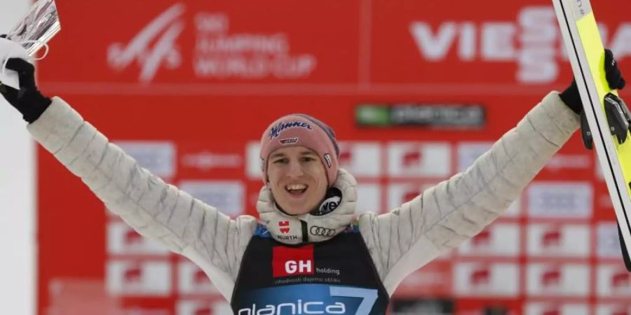 Karl Geiger setzte sich beim Skiflug-Wettkampf in Planica mit einem Sprung über 232 Meter durch. Foto: Uncredited/AP/dpa