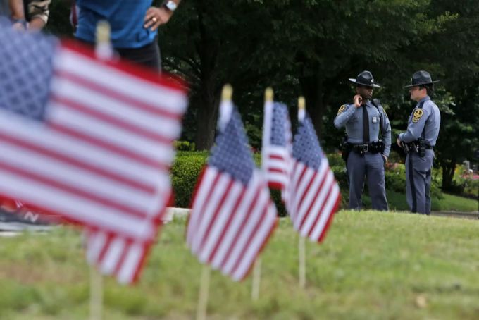 Virginia State Troopers stehen in der Nähe eines Denkmals entlang des George Mason Drive am Samstag, 1. Juni 2019 in Virginia Beach. Virginia State Troopers