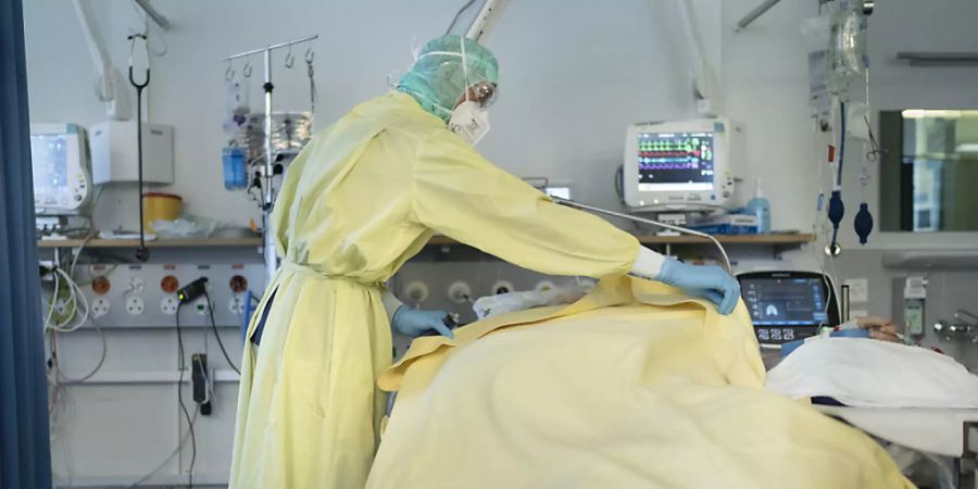 Ein Covid-Patient auf der Intensivabteilung. Seit Beginn der Corona-Pandemie sind in der Schweiz 10'001 Menschen in Zusammenhang mit Covid-19 gestorben. (Symbolbild)