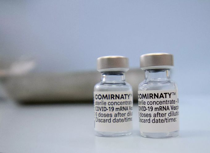 ARCHIV - 08.04.2021, Berlin: Fläschchen mit dem Biontech-Impfstoff Comirnaty stehen auf einer Theke in einer Hausarztpraxis. Corona-Impfstoff von Biontech/Pfizer