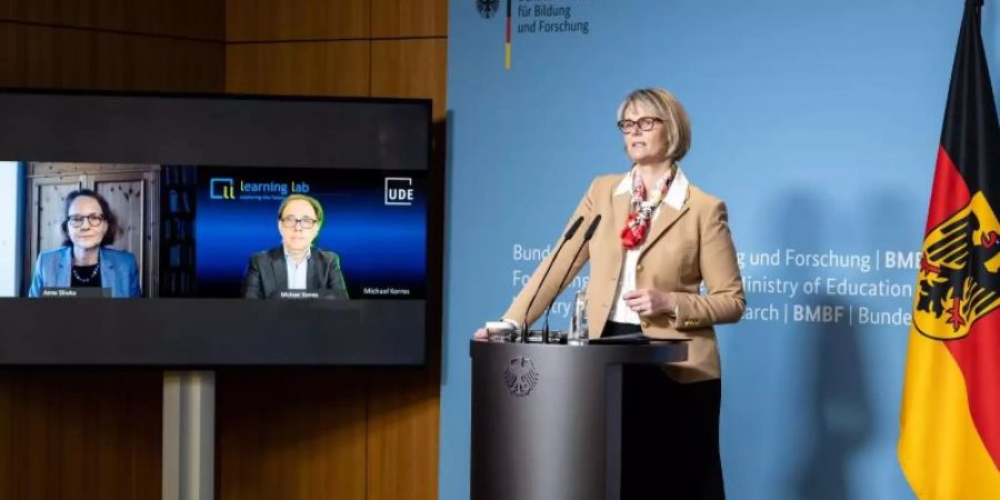 Anja Karliczek (CDU), Bundesministerin für Bildung und Forschung, äussert sich zusammen mit den per Video zugeschalteten Experten bei einer Pressekonferenz zum Aufbau einer Nationalen Bildungsplattform. Foto: Bernd von Jutrczenka/dpa