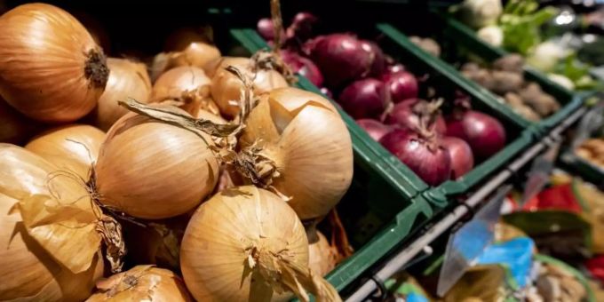Wenn der Einkauf im Supermarkt dem Geldbeutel weh tut: Das Statistische Bundesamt hat für April anhand vorläufiger Daten eine jährliche Teuerungsrate von 2,0 Prozent errechnet. Foto: Fabian Sommer/dpa/Symbolbild Wenn der Einkauf im Supermarkt dem Geldbeutel weh tut: Das Statistische Bundesamt hat für April anhand vorläufiger Daten eine jährliche Teuerungsrate von 2,0 Prozent errechnet. Foto: Fabian Sommer/dpa/Symbolbild