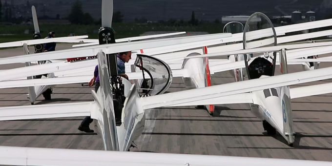 Segelflieger auf einem Flughafen. Segelflieger
