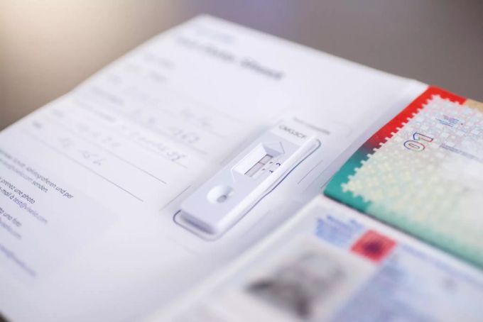 Coronavirus: Ein Resultat von einem Antigen-Schnelltest. Diese Tests gleichen rein äusserlich einem Schwangerschaftstest. Coronavirus Antigen-Selbsttest