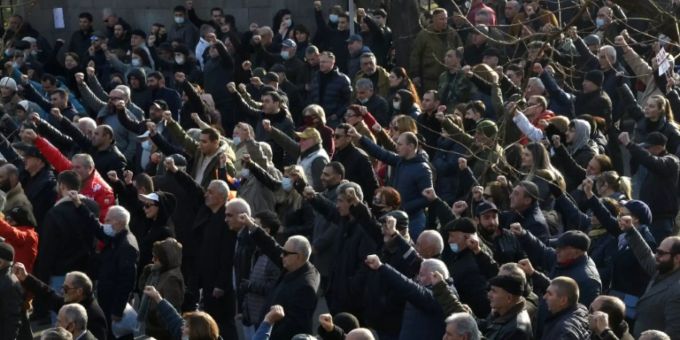 Eriwan - Armenische Demonstranten dringen in Regierungsgebäude ein