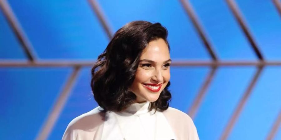 Eben noch Laudatorin bei den Golden Globes, macht Gal Gadot jetzt ihre Schwangerschaft öffentlich. Foto: Rich Polk/NBC via ZUMA Wire/dpa