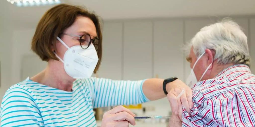 Appell zu Tests in Betrieben Bald Impfungen beim Hausarzt