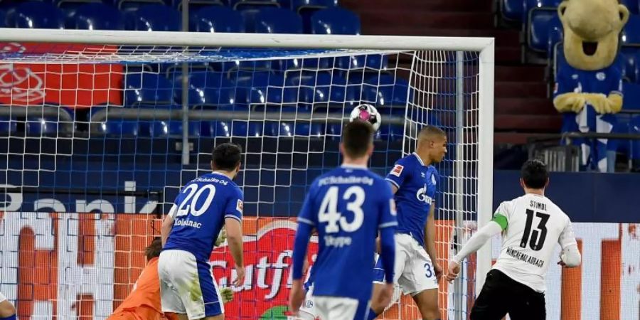 Lars Stindl (r) legte mit seinem Tor den Grundstein zum Gladbacher Sieg bei Schalke 04. Foto: Guido Kirchner/dpa-Pool/dpa