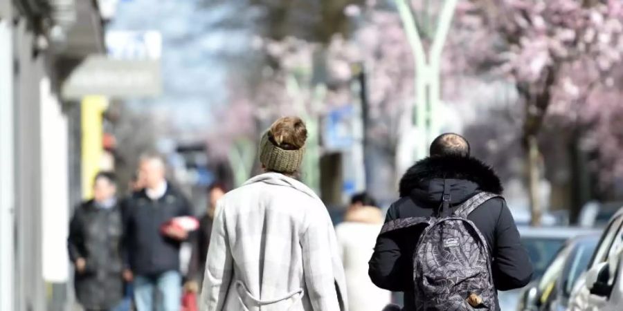 Der klassische Spaziergang hat in Corona-Zeiten nach Ansicht von Experten an Bedeutung gewonnen. Foto: Caroline Seidel/dpa