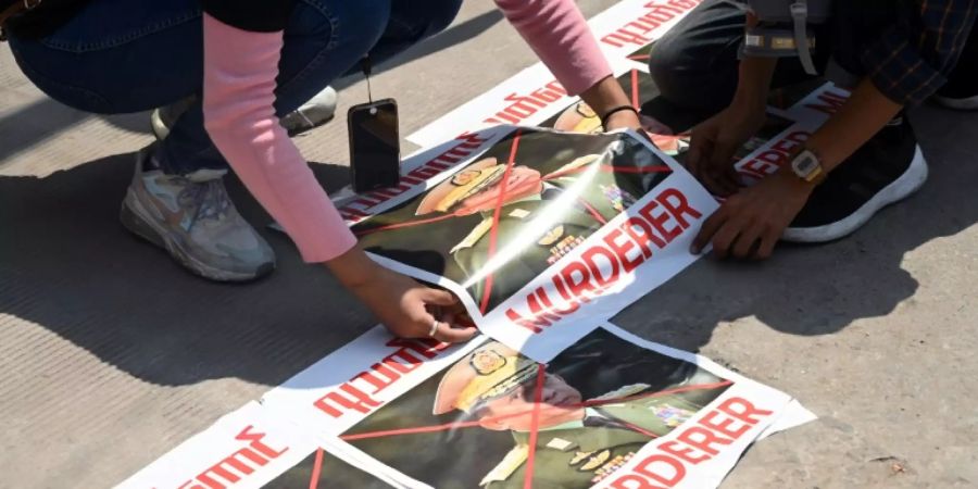 Plakat gegen Junta-Chef bei Demonstration in Yangon