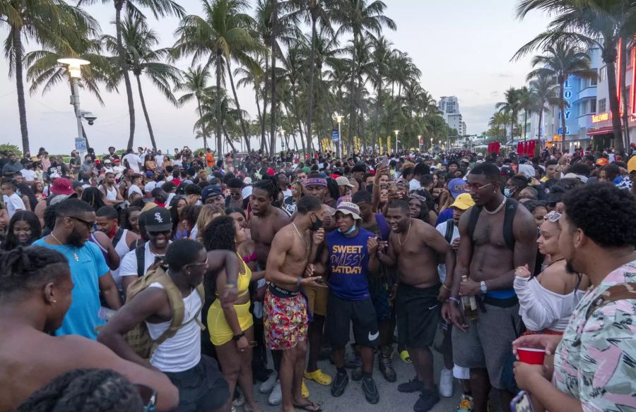 Strand-Partys sind während dem Spring Break sehr beliebt. Die Corona-Regeln werden dabei aber nicht eingehalten.