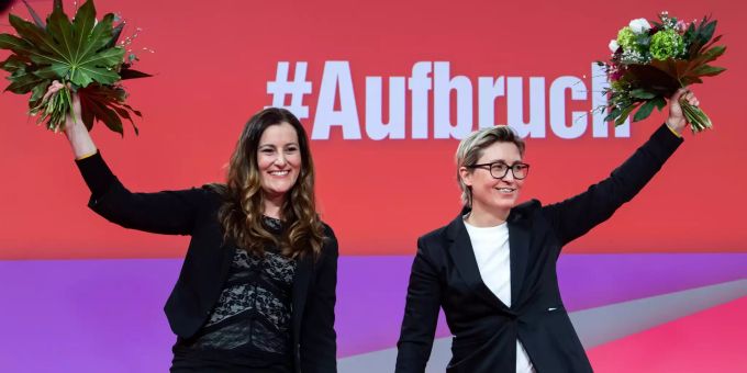Janine Wissler (links) und Susanne Hennig-Wellsow (rechts), die neuen Bundesvorsitzenden der Partei Die Linke, stehen nach ihrer Wahl beim Online-Bundesparteitag der Linken zusammen und halten einen Blumenstrauss. Foto: Bernd von Jutrczenka/dpa wissler hennig wellsow