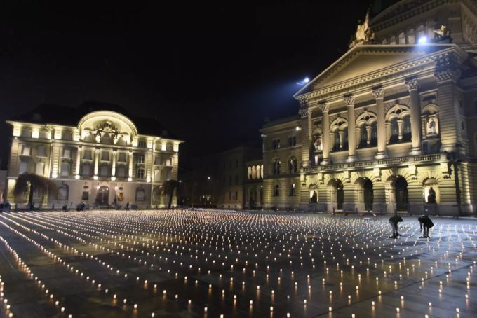 Anstelle von Kerzen soll kommenden Freitag eine Schweigeminute der Andacht aller Corona-Opfer dienen. coronavirus bern