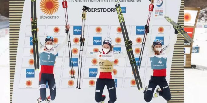 Norwegens Top-Trio: Gyda Westvold Hansen (M) siegte vor Mari Leinan Lund (l) und Marte Leinan Lund. Foto: Karl-Josef Hildenbrand/dpa Norwegens Top-Trio: Gyda Westvold Hansen (M) siegte vor Mari Leinan Lund (l) und Marte Leinan Lund. Foto: Karl-Josef Hildenbrand/dpa