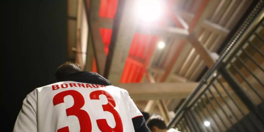 Kölner Fans stehen ausserhalb des Stadions. Der FC hatte bis zuletzt auf eine Sondergenehmigung für Zuschauer im Stadion gehofft. Foto: Thilo Schmuelgen/Reuters Images Europe/Pool/dpa
