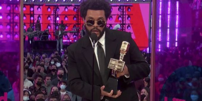 The Weeknd zeigt seinen Top Artist Award. Foto: -/NBC/AP/dpa billboard music awards