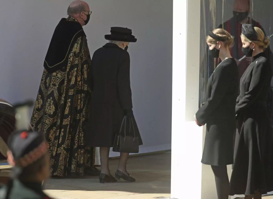 Queen Elizabeth II. betritt die St. George's Chapel.