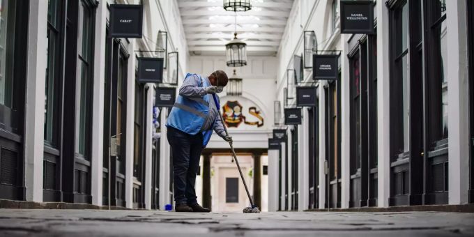 Ein Arbeiter putzt im Covent Garden Markierungen am Boden, die auf den Corona-Sicherheitsabstand hinweisen. Coronavirus - Britische Studie