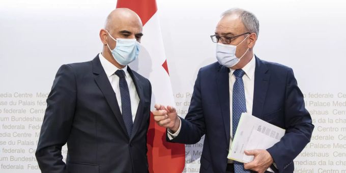 Bundespräsident Guy Parmelin, rechts, und Bundesrat Alain Berset äussern sich an einer Medienkonferenz zu Covid 19 Massnahmen, am Mittwoch, 12. Mai 2021, in Bern. (KEYSTONE/Peter Schneider) Coronavirus Berset Parmelin