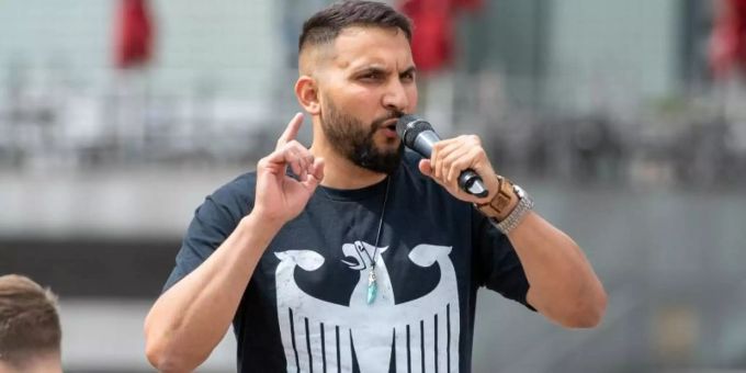 Attila Hildmann ist nicht nur ein bekannter Gegner der Corona-Massnahmen, sondern äussert sich auch immer wieder radikal und antisemitisch. Foto: Christophe Gateau/dpa Attila Hildmann ist nicht nur ein bekannter Gegner der Corona-Massnahmen, sondern äussert sich auch immer wieder radikal und antisemitisch. Foto: Christophe Gateau/dpa
