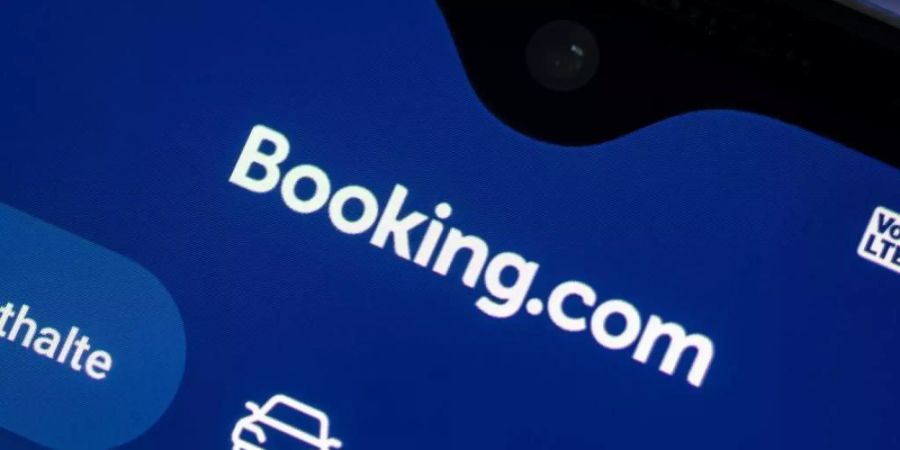Buchungsportale wie Booking.com dürfen künftig ihren Partnerhotels nicht mehr verbieten, Zimmer auf der eigenen Internetseite billiger anzubieten. Foto: Fabian Sommer/dpa