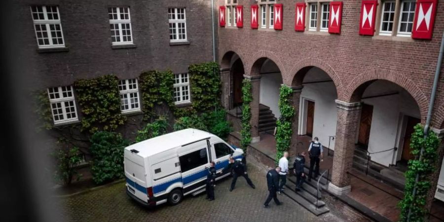 Der Angeklagte wird in das Gerichtsgebäude geführt. Er und ein weiterer suchtkranker Patient waren Mitte Mai 2020 aus der Forensik geflohen, nachdem sie einen Pfleger mit einem Messer bedroht hatten. Foto: Fabian Strauch/dpa