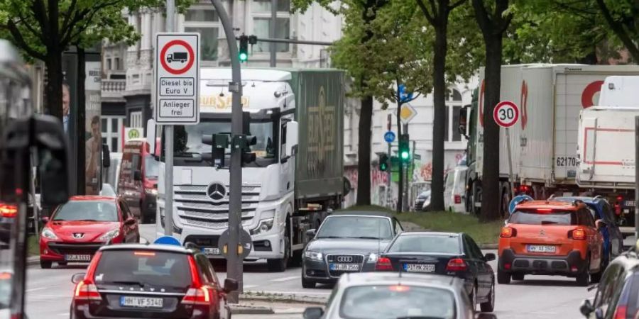 Autos fahren auf der Stresemannstrasse in Hamburg, auf der für Dieselfahrzeuge bis einschliesslich Schadstoffklasse V ein Fahrverbot herrscht. Foto: Markus Scholz/dpa