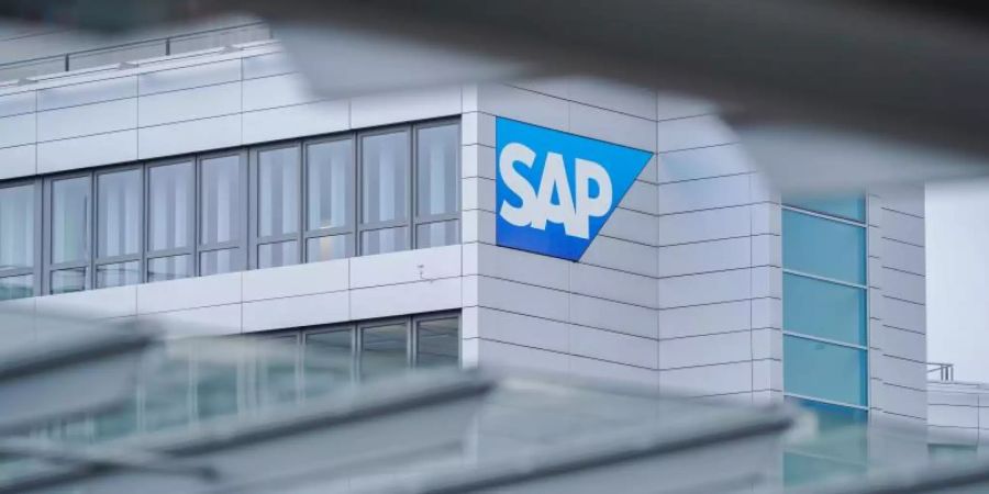 Der Softwarekonzern SAP soll gemeinsam mit T-Systems die Infrastruktur für das geplante EU-Covid-Zertifikat für einfaches Reisen in Europa aufbauen. Foto: Uwe Anspach/dpa