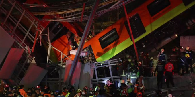 03.05.2021, Mexiko, Mexiko-Stadt: Rettungskräfte stehen am Unfallort, nachdem eine U-Bahnbrücke zum Teil eingestürzt ist. U-Bahn-Unglück in Mexiko