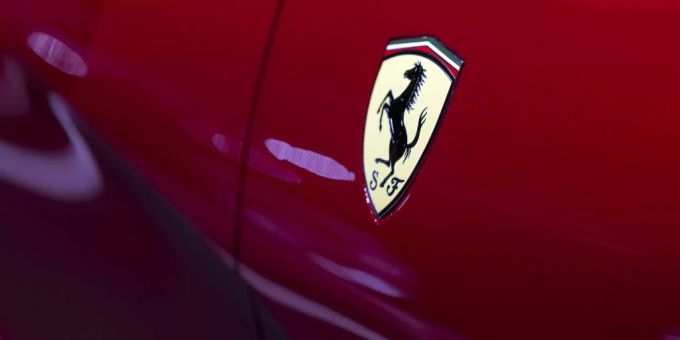 Das Logo von Ferrari an einem Auto. Ferrari