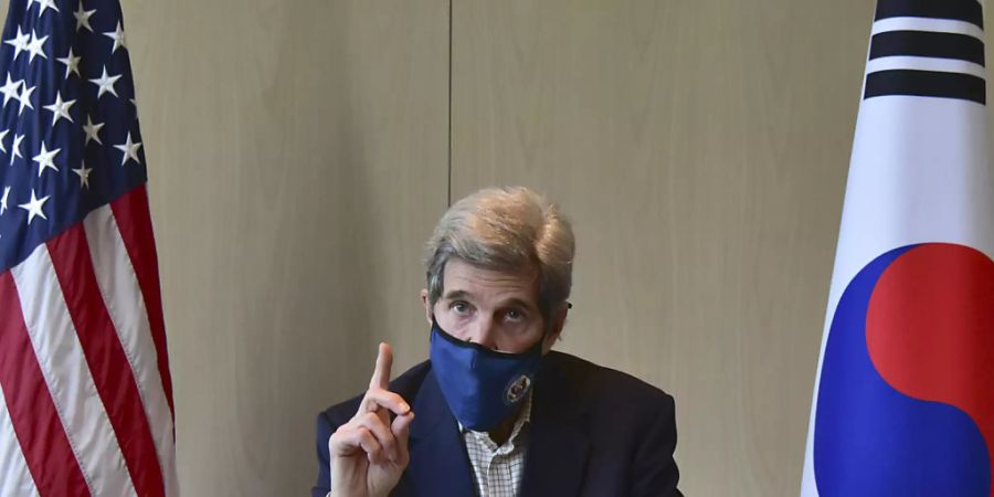 HANDOUT - John Kerry, Klima-Sonderbeauftragte der USA, spricht während eines Treffens am runden Tisch . Foto: US Embassy Seoul/AP/dpa - ACHTUNG: Nur zur redaktionellen Verwendung und nur mit vollständiger Nennung des vorstehenden Credits