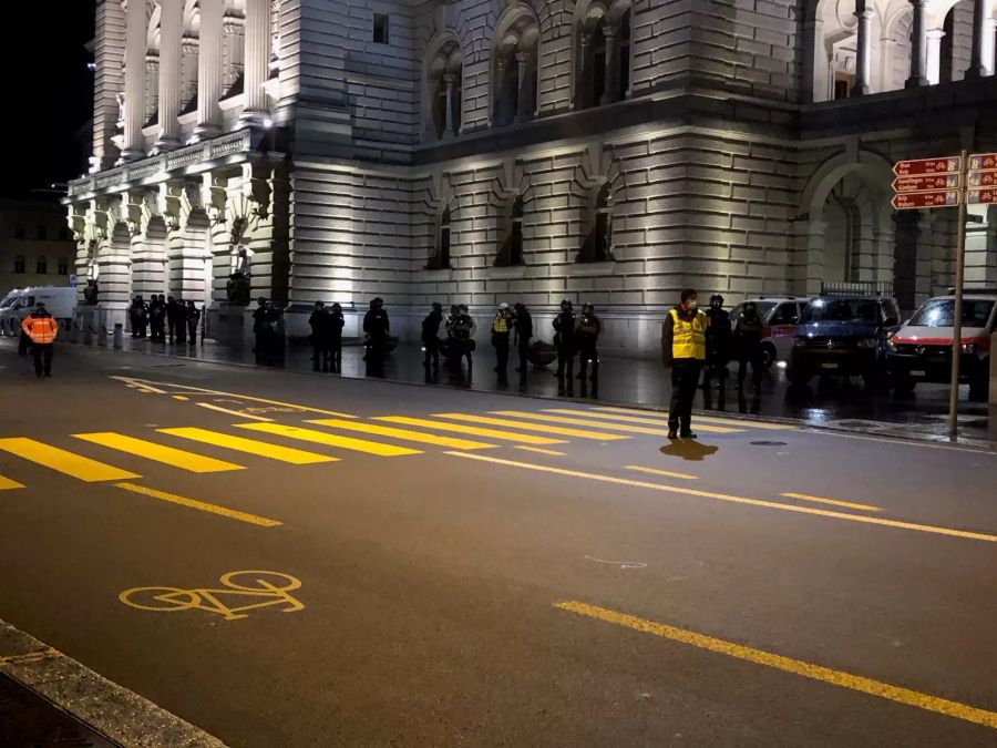 Polizisten bewachen das Bundeshaus.