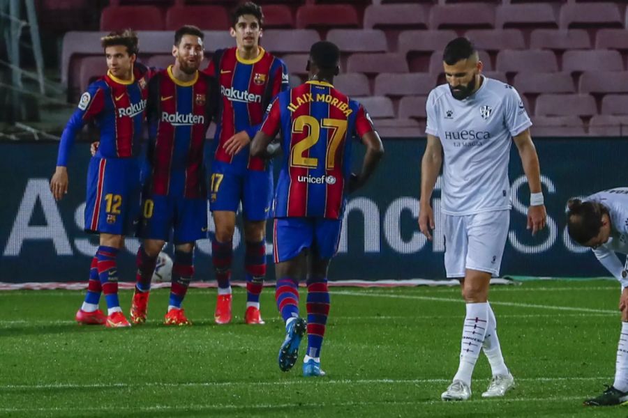 Lionel Messi und seine Teamkollegen jubeln beim 4:1-Sieg gegen Huesca.