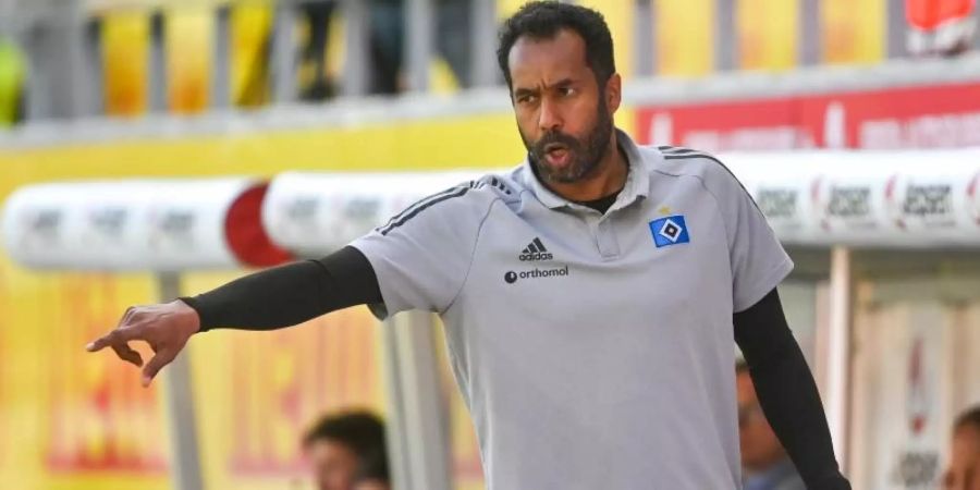 Daniel Thioune gibt sich im Aufstiegsrennen mit dem HSV kämpferisch. Foto: Armin Weigel/dpa