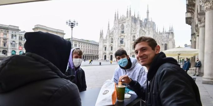 Kunden in einem Café am Mailänder Dom Kunden in einem Café am Mailänder Dom