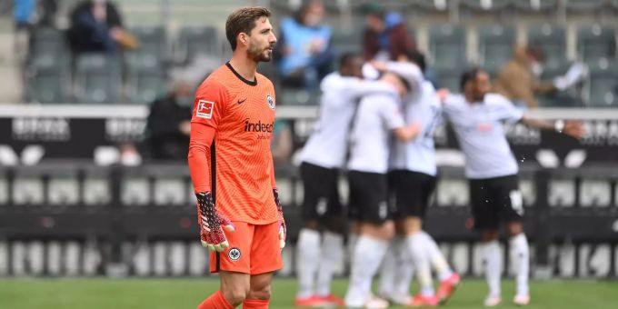 Kevin Trapp (30) verliert mit Frankfurt am Wochenende. Auch seine Freundin sorgt für Aufsehen. Kevin Trapp