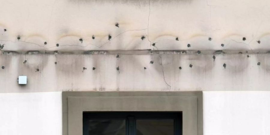 Der Schriftzug «Sparkasse» ist an einer früheren Filiale des Geldinstituts im Zentrum von Halle/Saale noch zu sehen. Foto: Hendrik Schmidt/dpa/Symbolbild