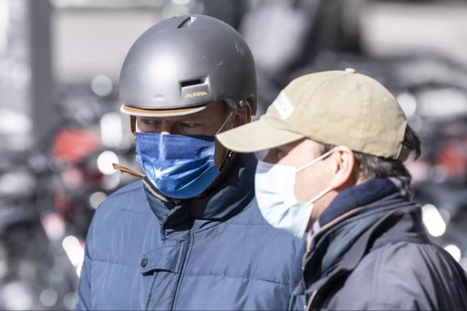 Reto Nause (links) im Gespräch mit dem bernischen Polizeidirektor Philippe Müller, abgelichtet an einer früheren Anti-Corona-Demo am 20. März 2021. coronavirus Demo bern nause