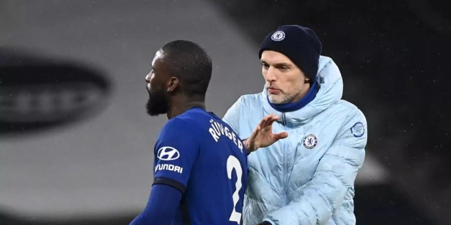 Chelsea-Trainer Thomas Tuchel (r) lobt Antonio Rüdiger. Foto: Neil Hall/PA Wire/dpa